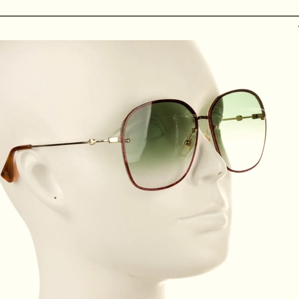 Gucci    Purple & Green Gradient
Oversize Sunglasses